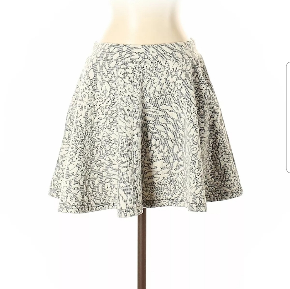 🦊HP🦊 Collection 18 White And Black Swing Skirt